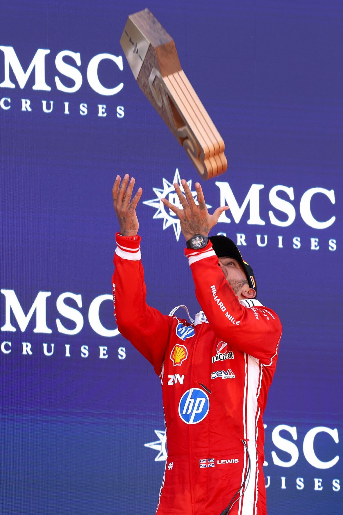 Lewis Hamilton comemora vitória no Grande Prêmio Barcelona-Catalunha