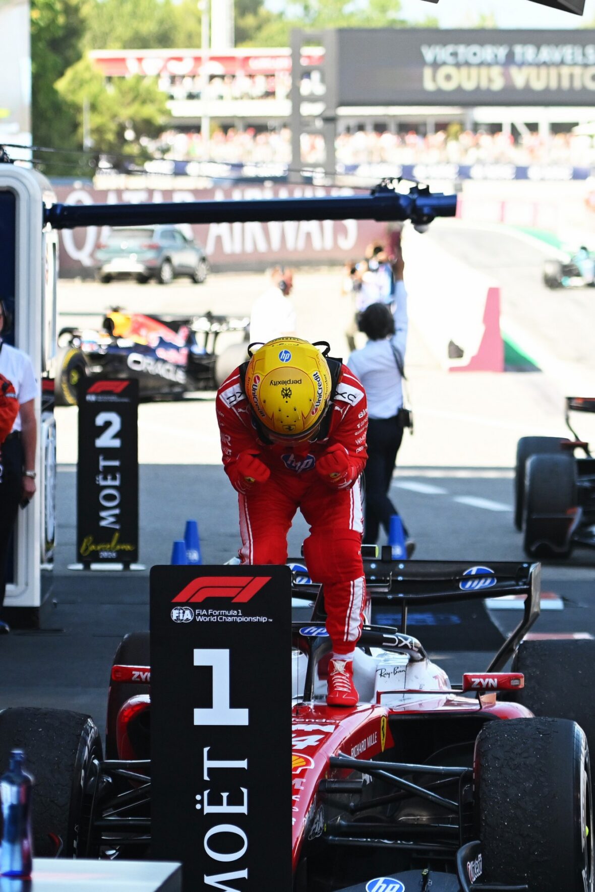 Lewis Hamilton comemora vitória no Grande Prêmio Barcelona-Catalunha