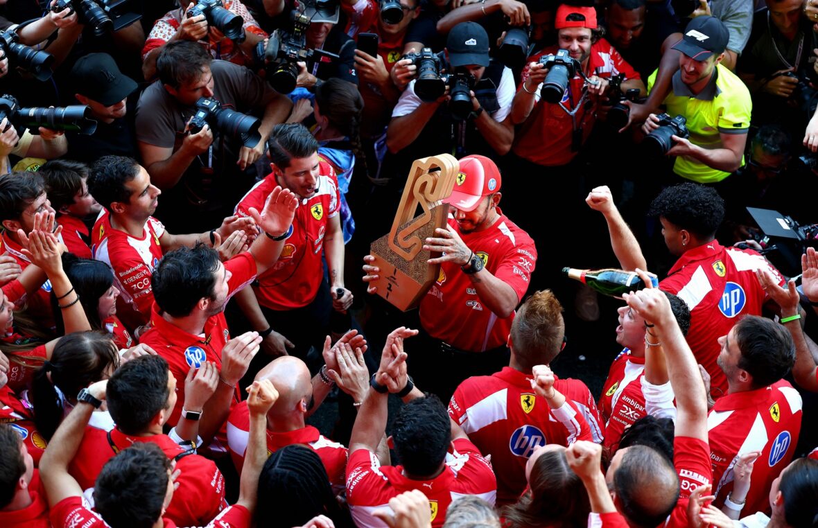 Lewis Hamilton comemora vitória no Grande Prêmio Barcelona-Catalunha