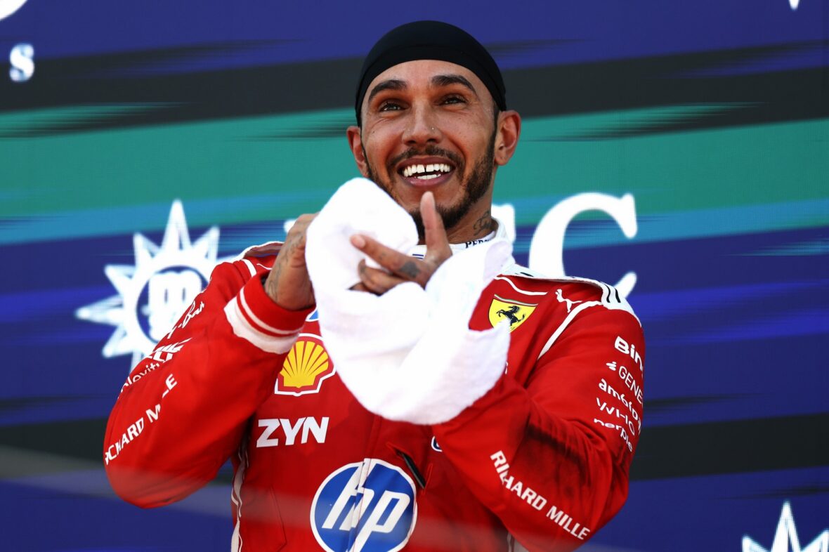 Lewis Hamilton comemora vitória no Grande Prêmio Barcelona-Catalunha