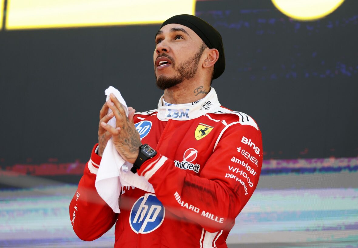 Lewis Hamilton comemora vitória no Grande Prêmio Barcelona-Catalunha