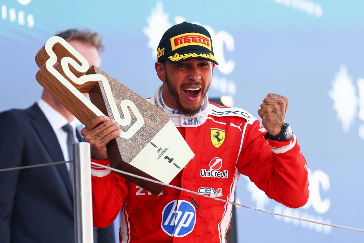 Lewis Hamilton comemora vitória no Grande Prêmio Barcelona-Catalunha
