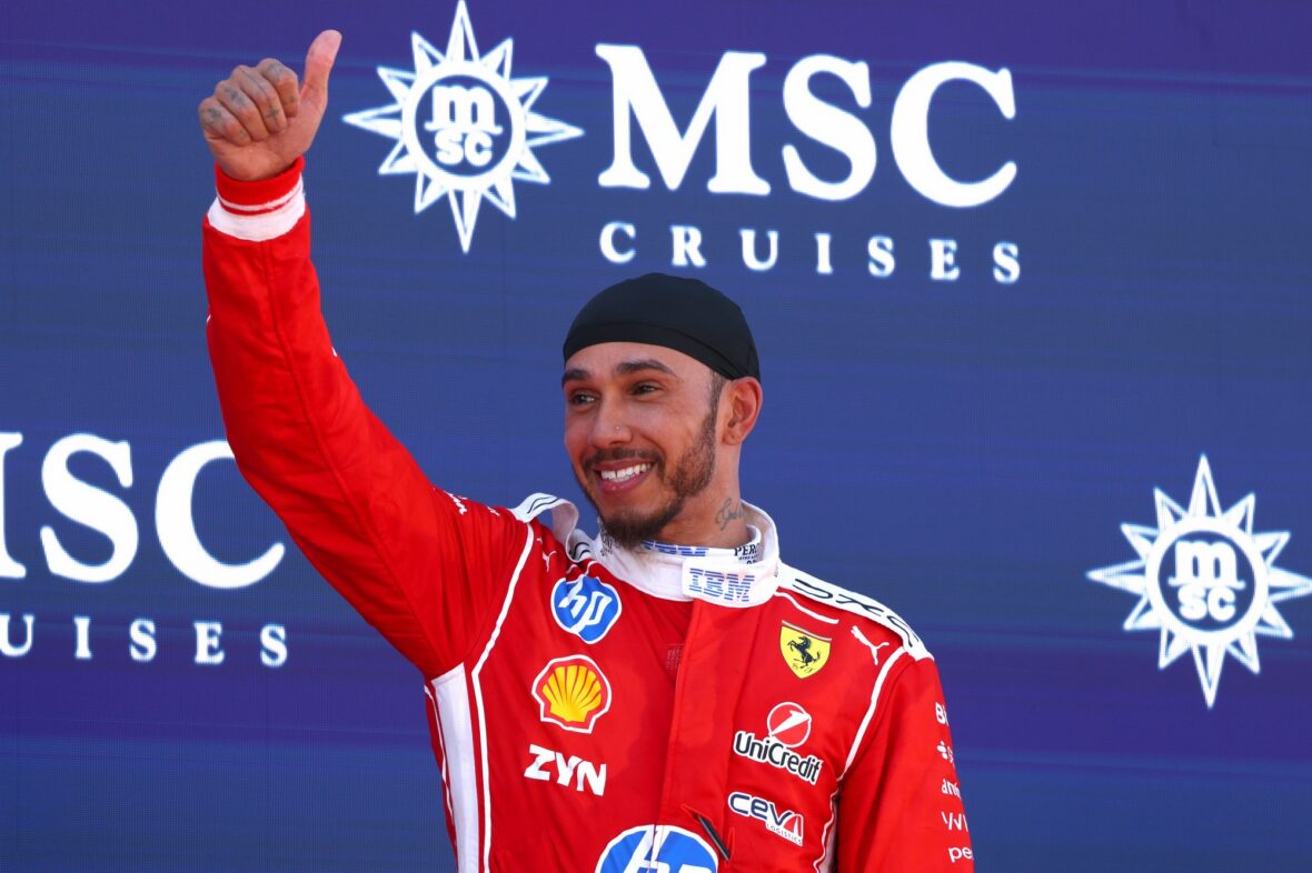 Lewis Hamilton comemora vitória no Grande Prêmio Barcelona-Catalunha
