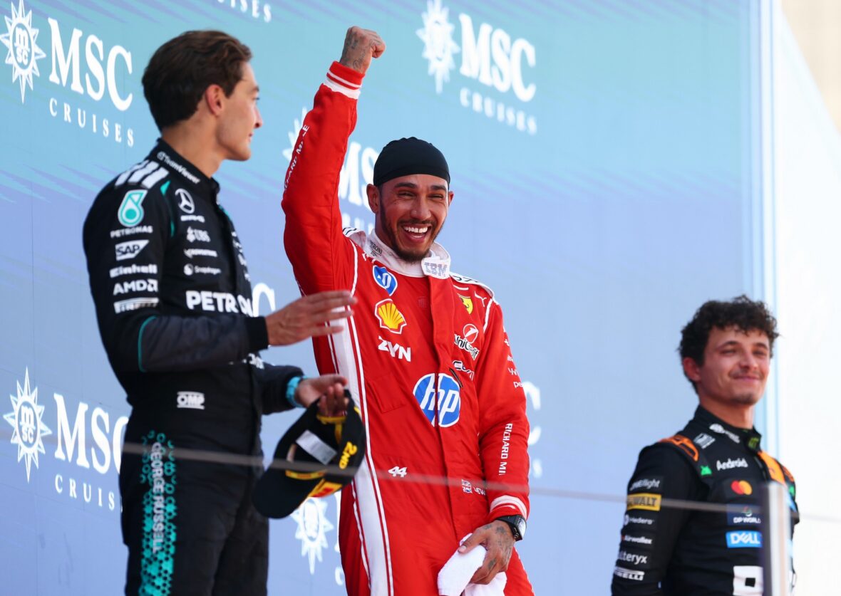 Lewis Hamilton comemora vitória no Grande Prêmio Barcelona-Catalunha