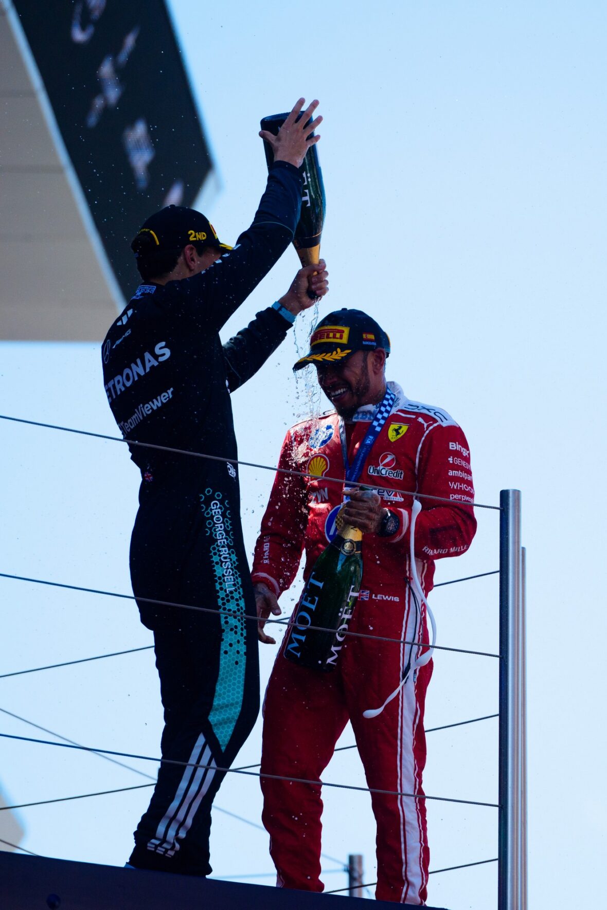 Lewis Hamilton comemora vitória no Grande Prêmio Barcelona-Catalunha