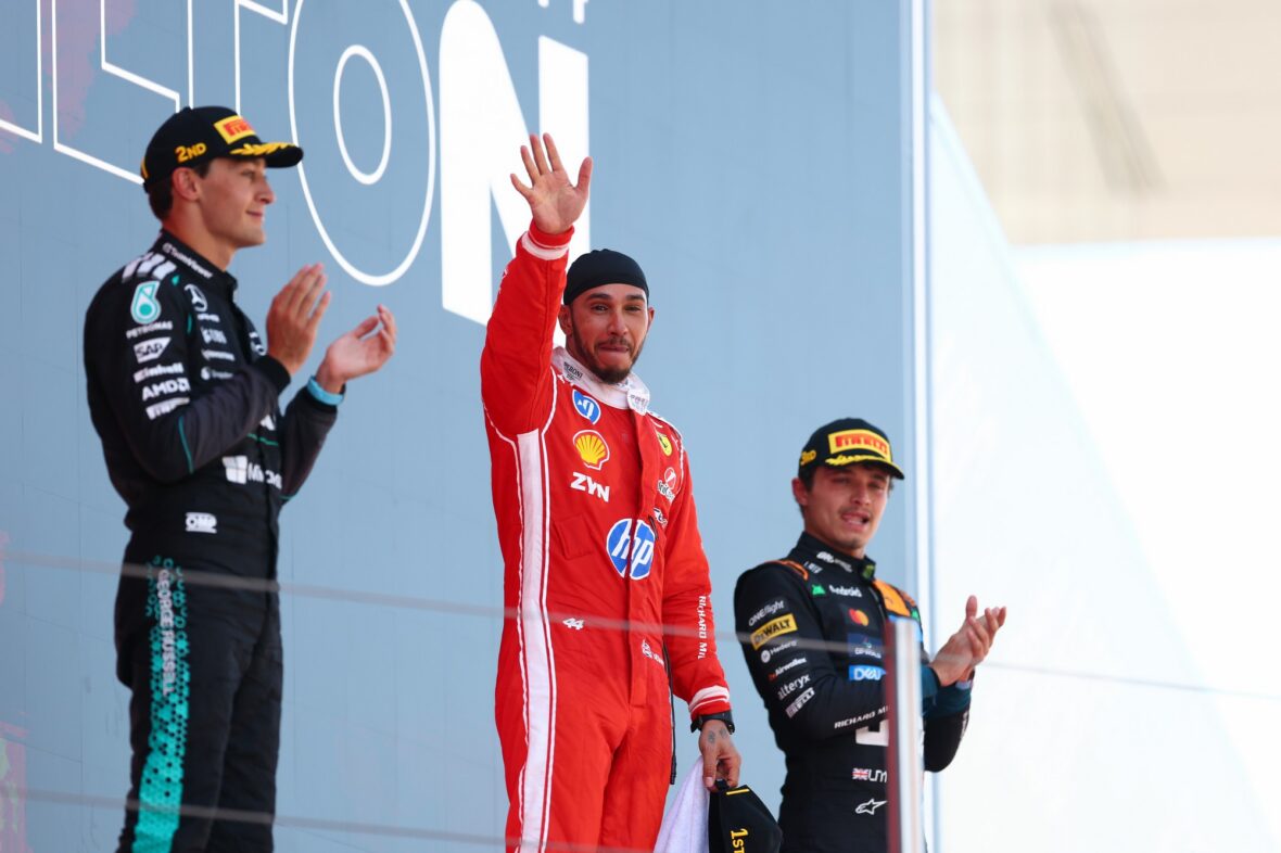 Lewis Hamilton comemora vitória no Grande Prêmio Barcelona-Catalunha