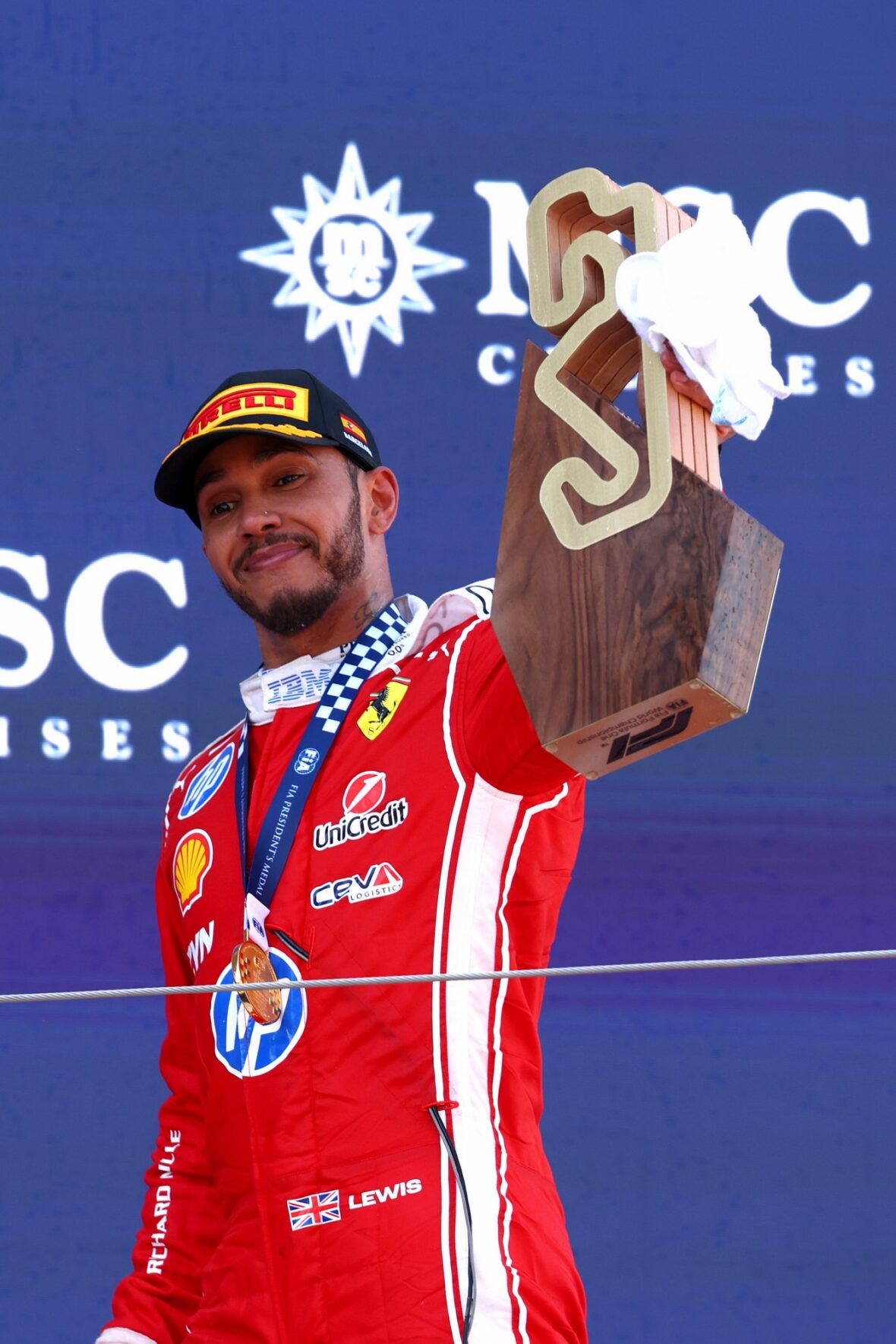 Lewis Hamilton comemora vitória no Grande Prêmio Barcelona-Catalunha