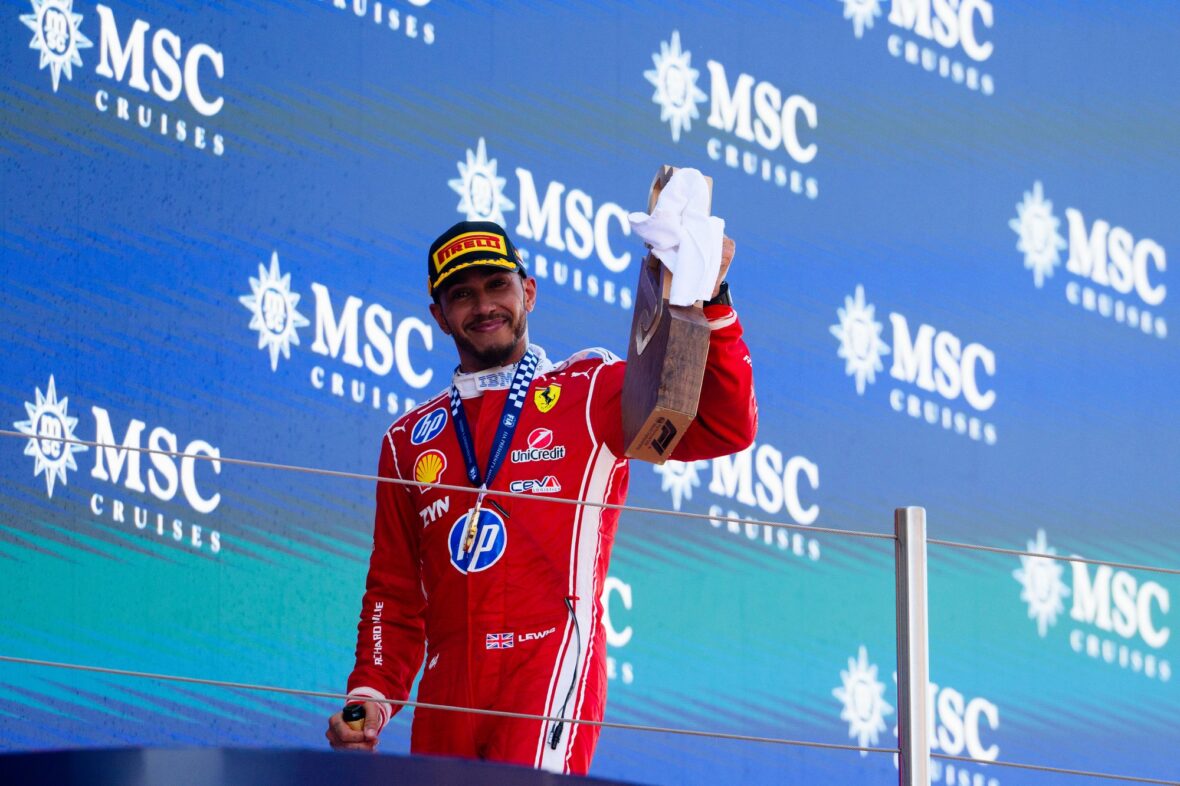 Lewis Hamilton comemora vitória no Grande Prêmio Barcelona-Catalunha