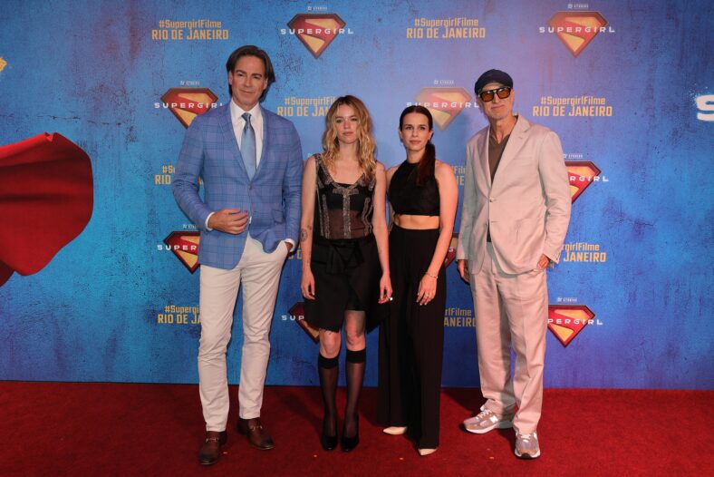 Peter Safran, Milly Alcock, Ana Nogueira e Craig Gillespie assistem à estreia de Supergirl no Brasil