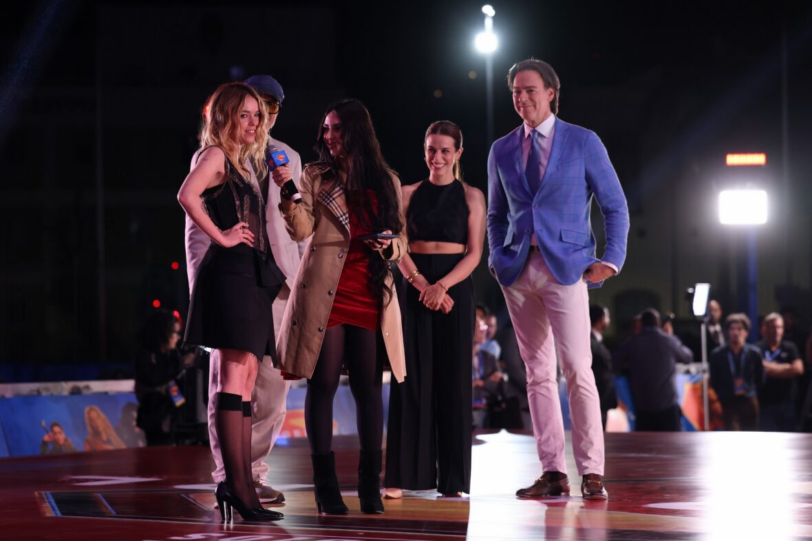 Peter Safran, Milly Alcock, Ana Nogueira e Craig Gillespie assistem à estreia de Supergirl no Brasil