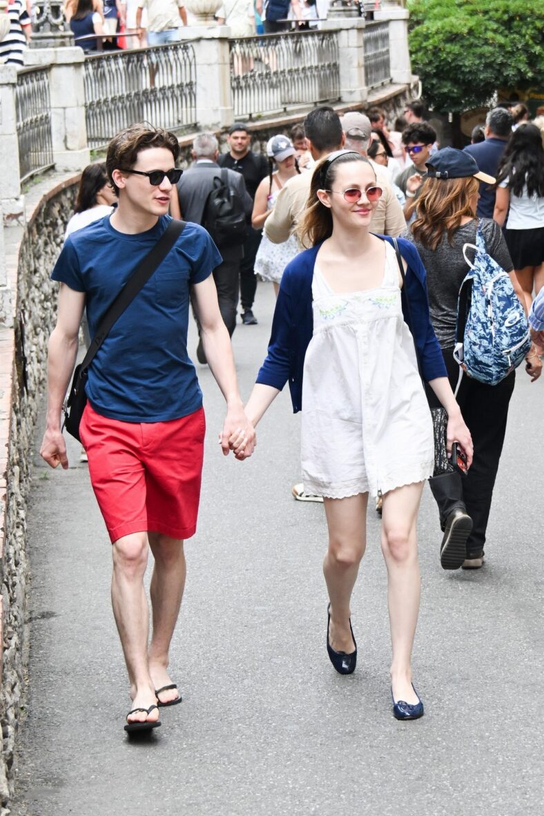 Sam Nivola e Iris Apatow saem para almoçar em Taormina