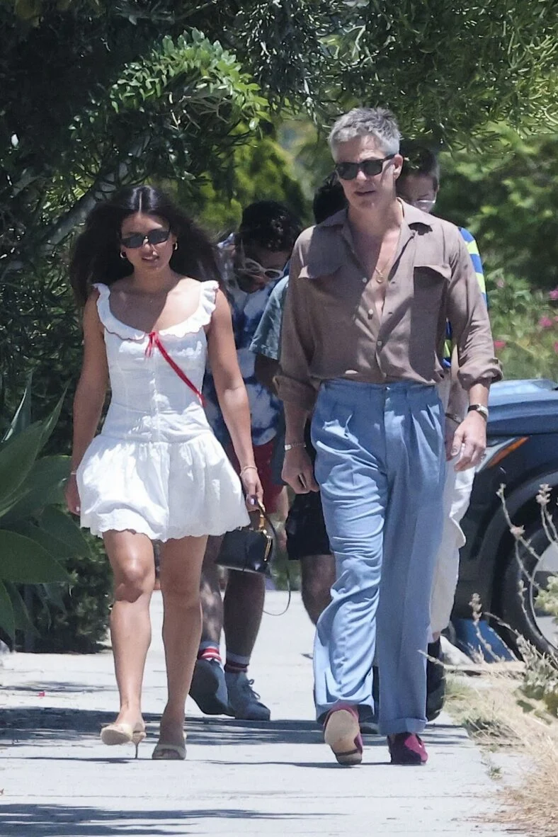 Chris Pine e Keana Sky Wenger caminham em Los Feliz