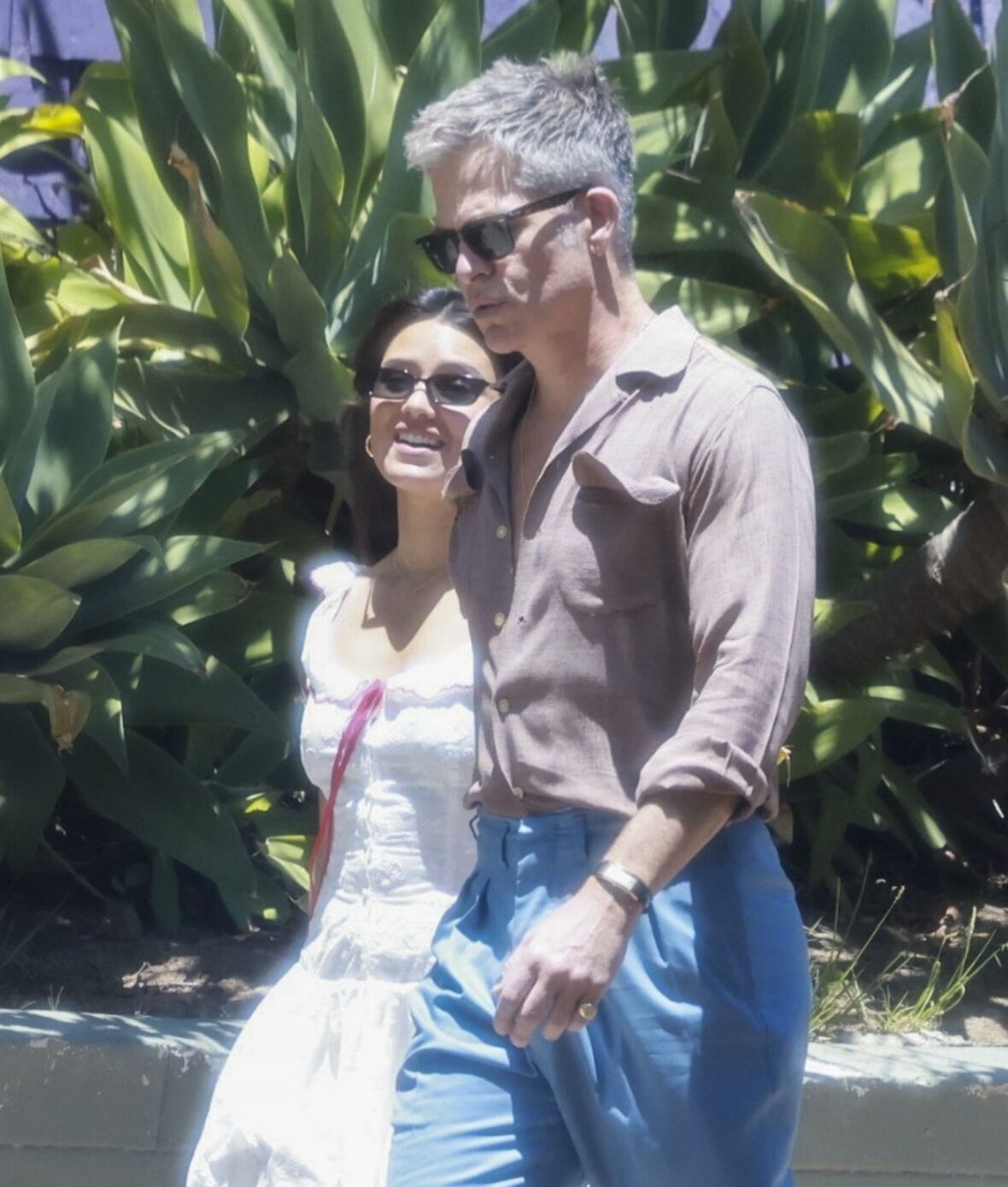 Chris Pine e Keana Sky Wenger caminham em Los Feliz