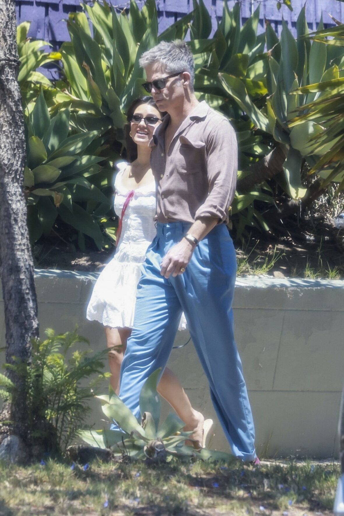 Chris Pine e Keana Sky Wenger caminham em Los Feliz