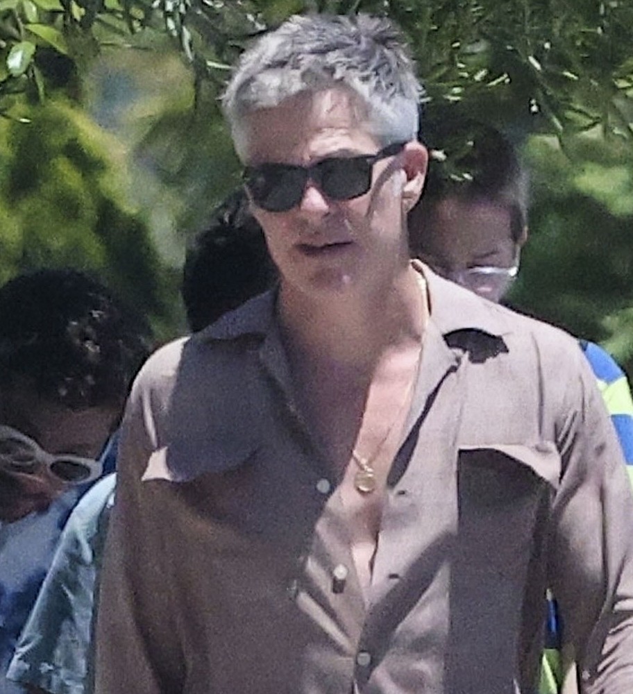 Chris Pine e Keana Sky Wenger caminham em Los Feliz