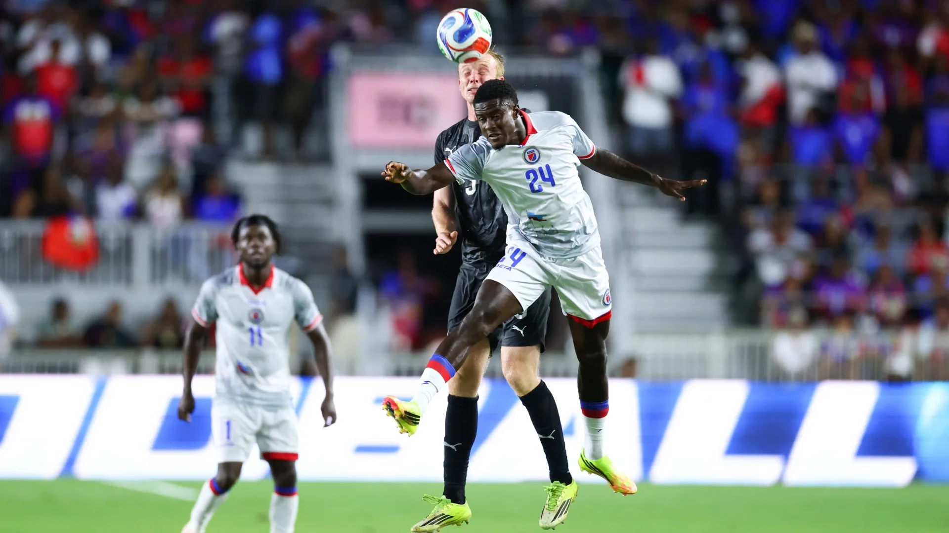 Francis de Vries nº 3 da Nova Zelândia e Wilguens Paugain nº 24 do Haiti competem pela bola.