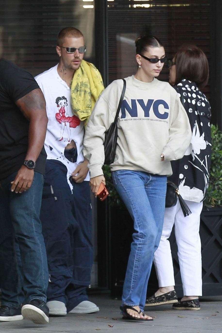 Justin e Hailey Bieber em almoço em Los Angeles