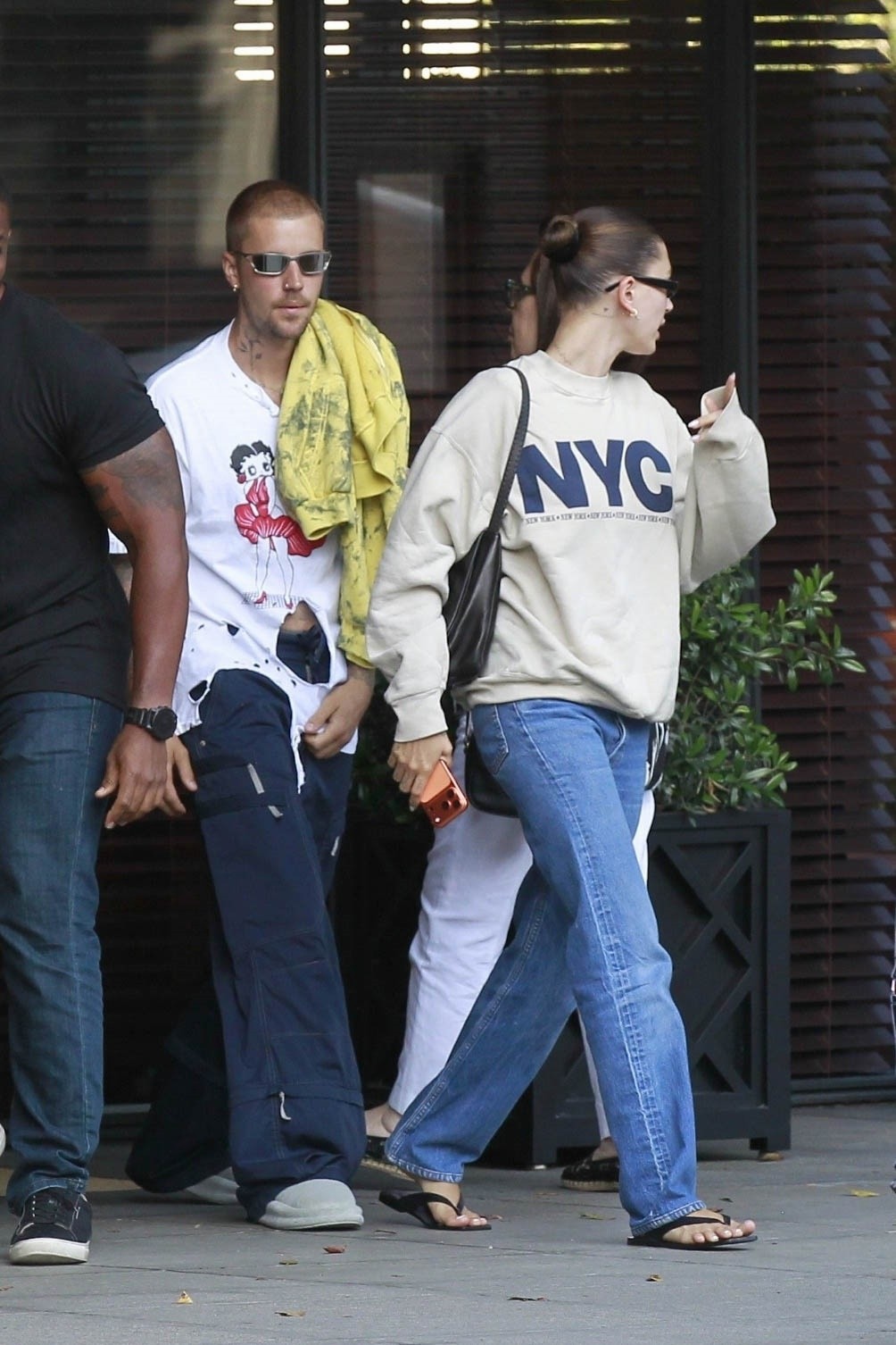 Justin e Hailey Bieber em almoço em Los Angeles