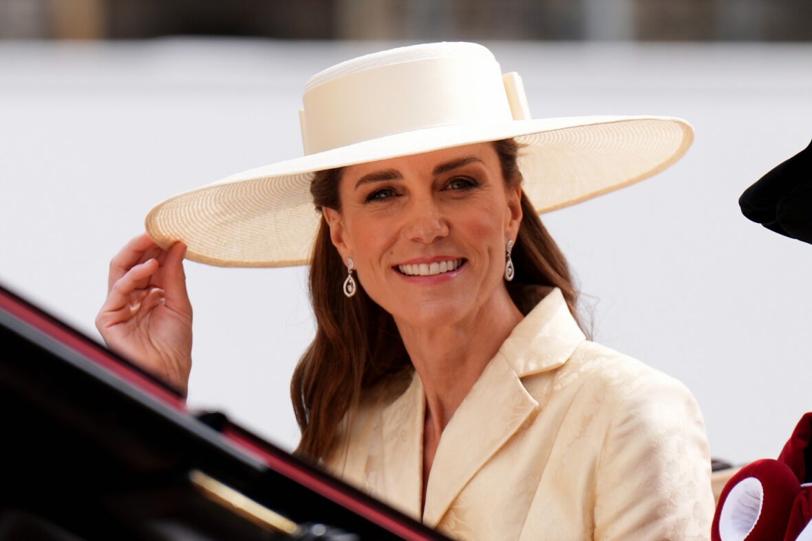 Kate Middleton comparece ao serviço da Ordem da Jarreteira 2026 no Castelo de Windsor