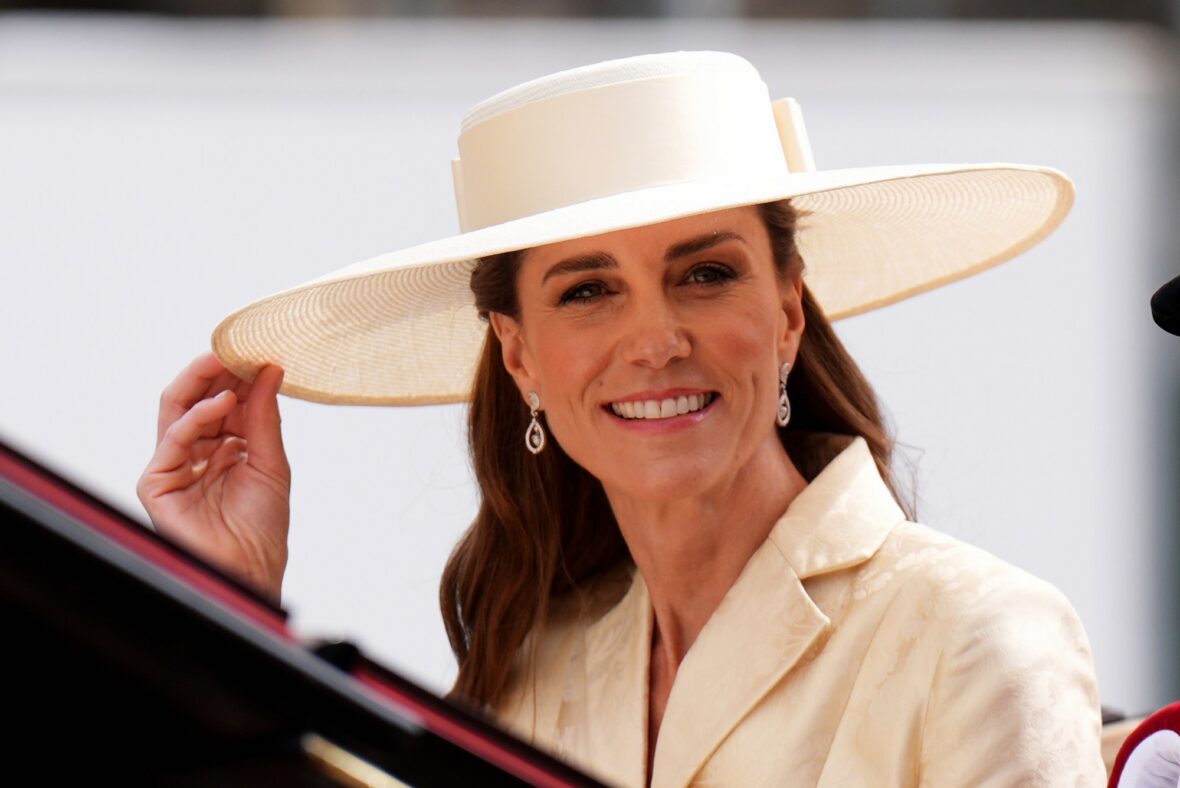 Kate Middleton comparece ao serviço da Ordem da Jarreteira 2026 no Castelo de Windsor