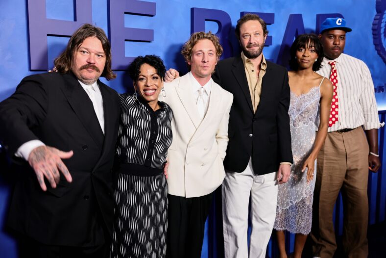 O elenco do Urso no último evento de refeição em família