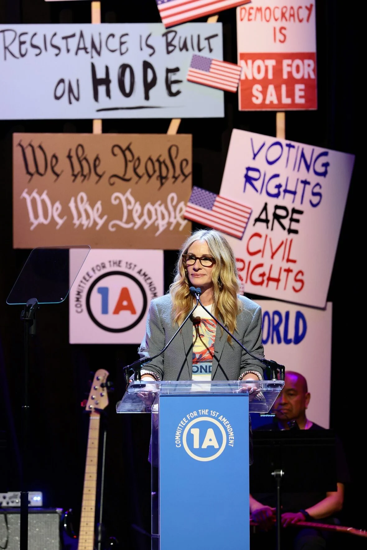 Julia Roberts fala no palco durante Rise Up, Sing Out: Um Concerto para a Primeira Emenda