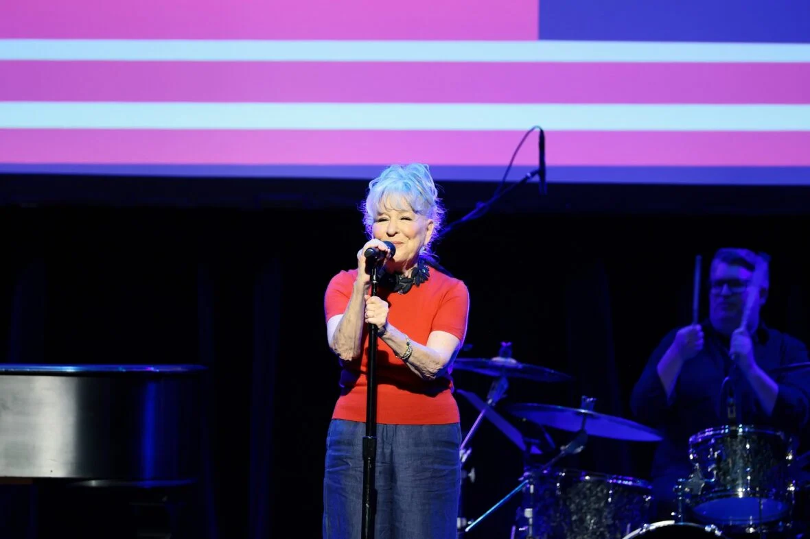 Bette Midler se apresenta no palco durante Rise Up, Sing Out: Um Concerto para a Primeira Emenda