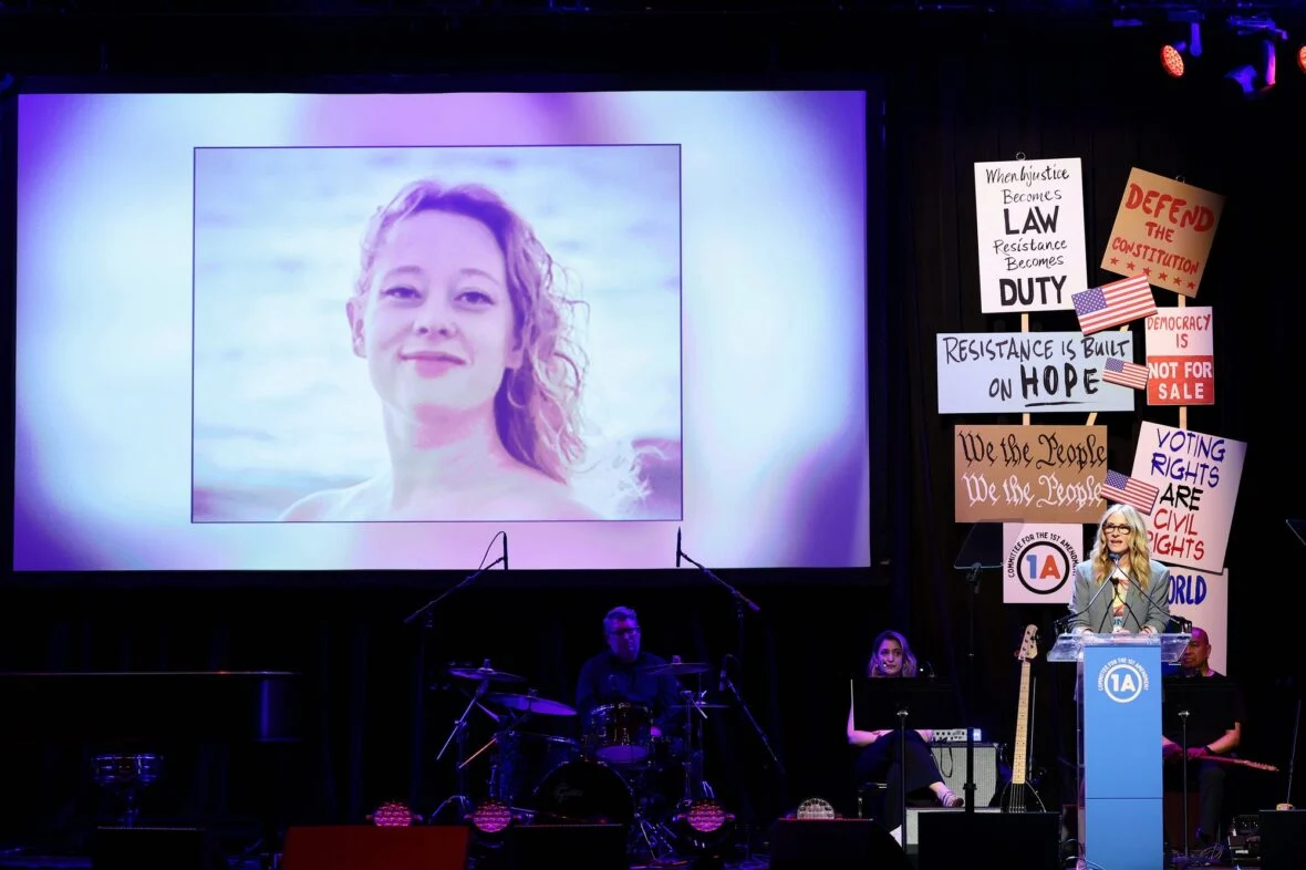 Julia Roberts fala no palco durante Rise Up, Sing Out: Um Concerto para a Primeira Emenda