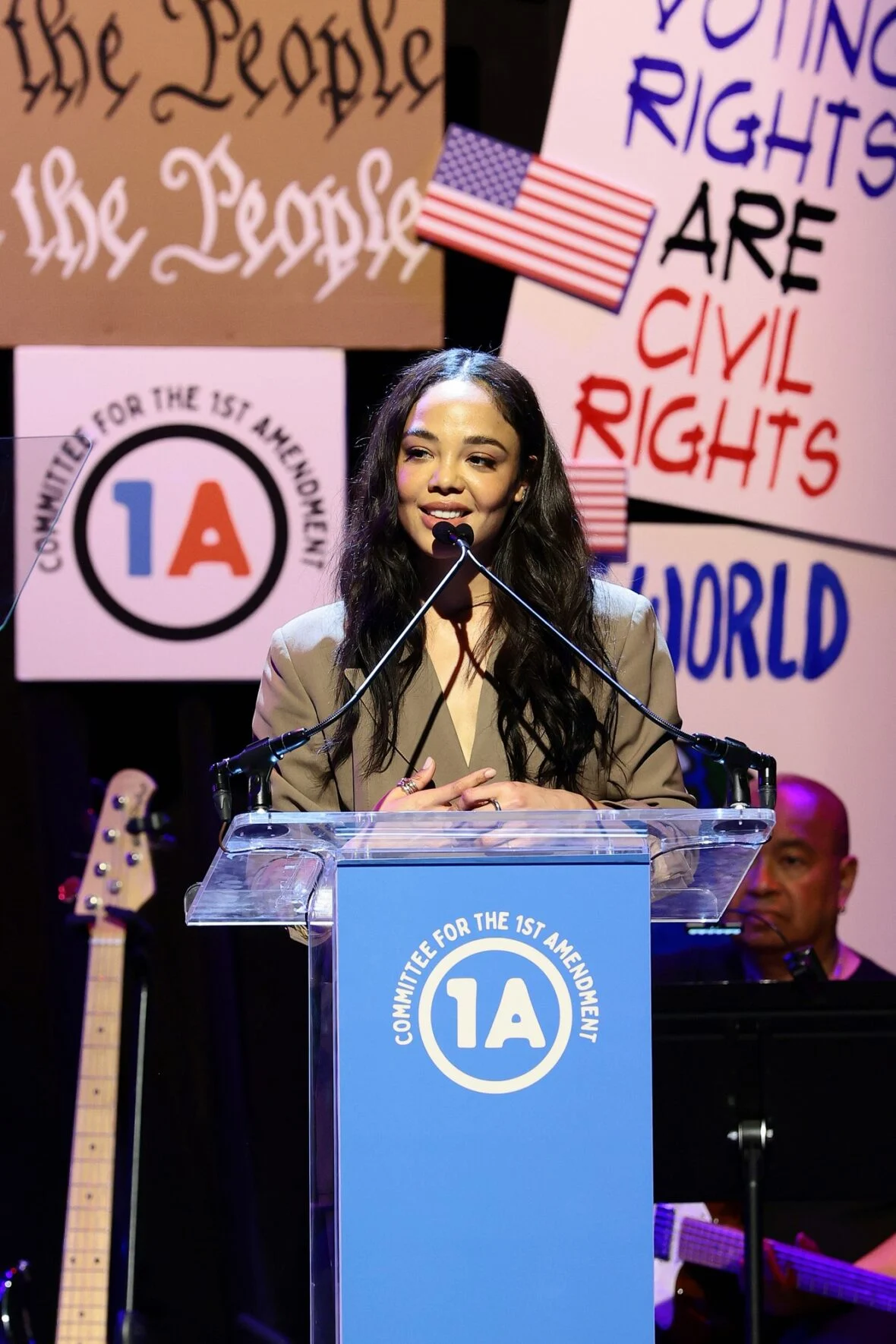 Tessa Thompson fala no palco durante Rise Up, Sing Out: Um Concerto para a Primeira Emenda