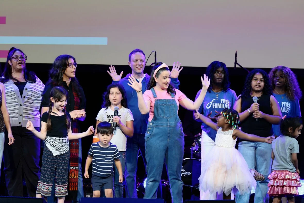 Jane Fonda e Ayo Edebiri falam no palco durante Rise Up, Sing Out: Um Concerto para a Primeira Emenda