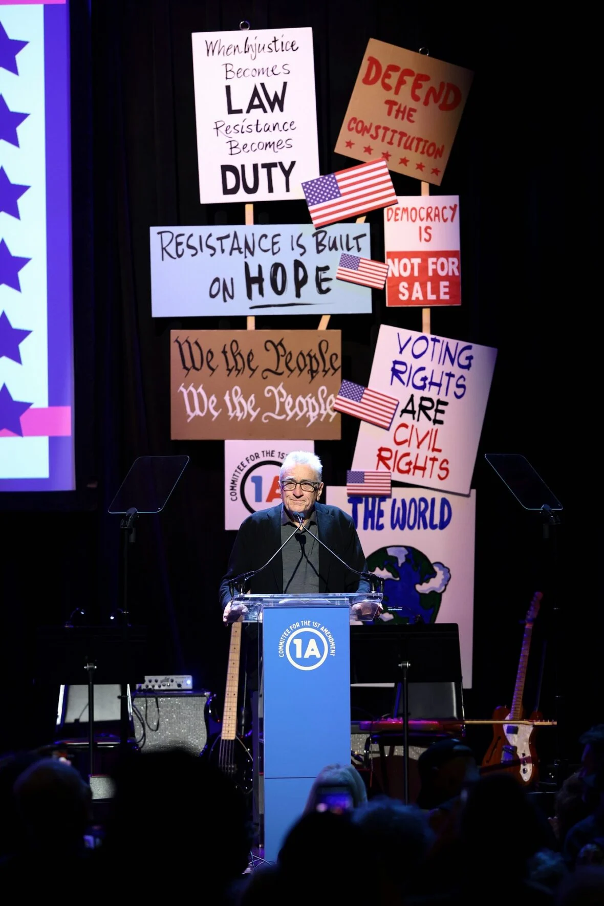 Robert De Niro fala no palco durante Rise Up, Sing Out: Um Concerto para a Primeira Emenda