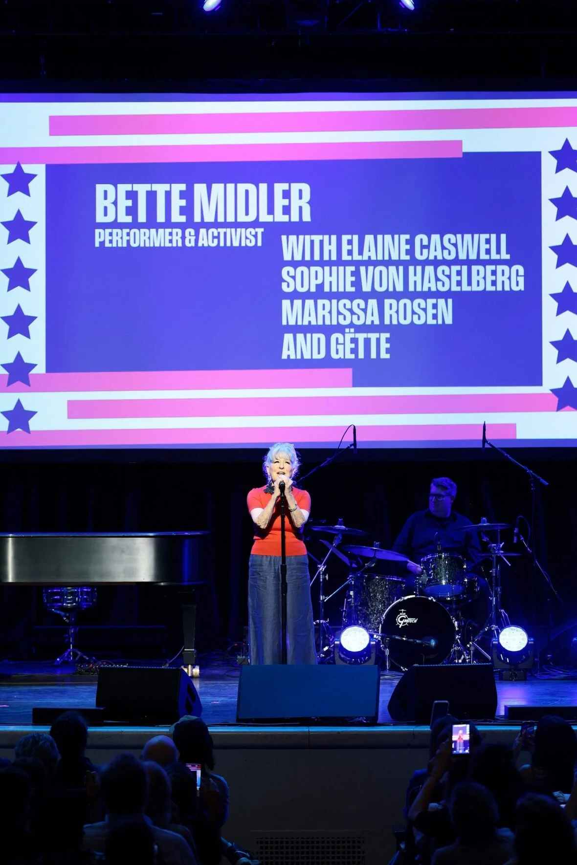Bette Midler se apresenta no palco durante Rise Up, Sing Out: Um Concerto para a Primeira Emenda