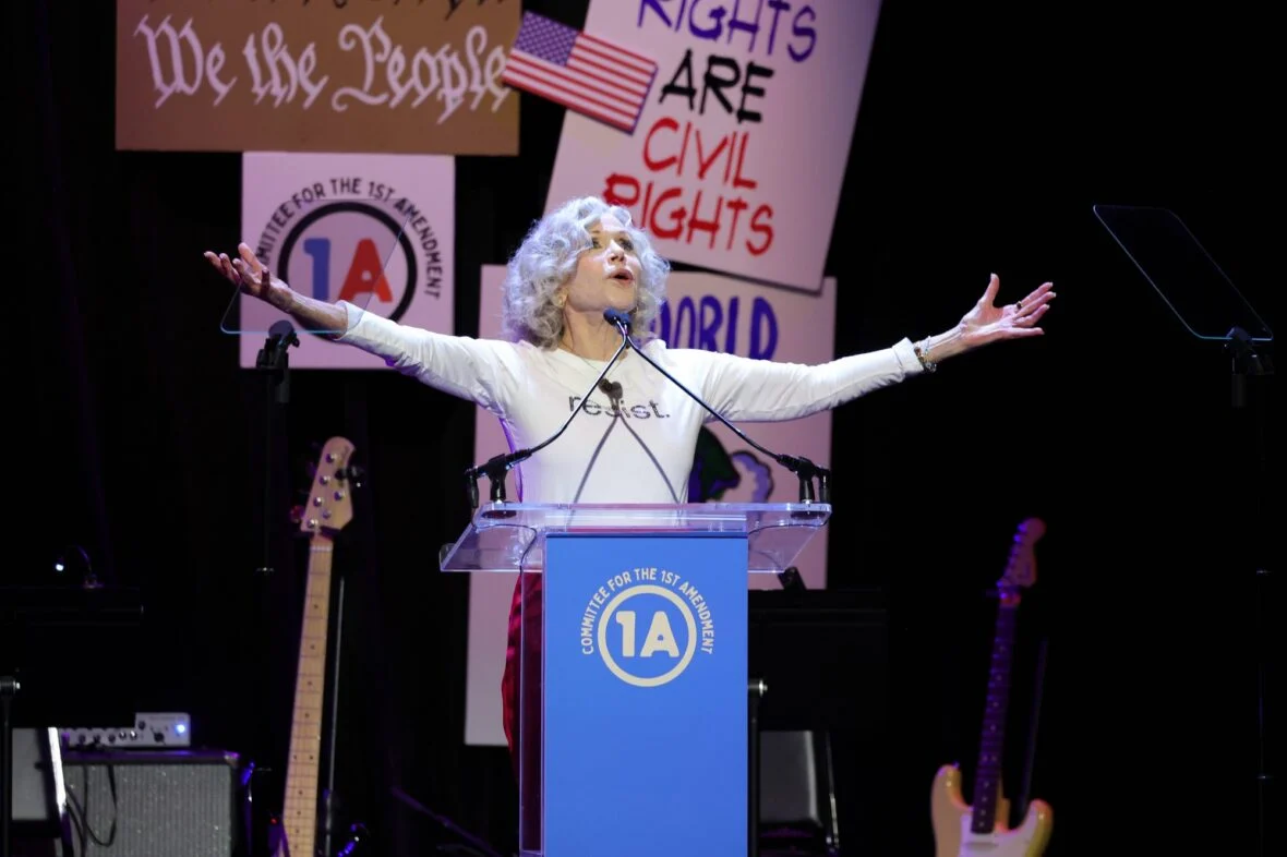 Jane Fonda fala no palco durante Rise Up, Sing Out: Um Concerto para a Primeira Emenda
