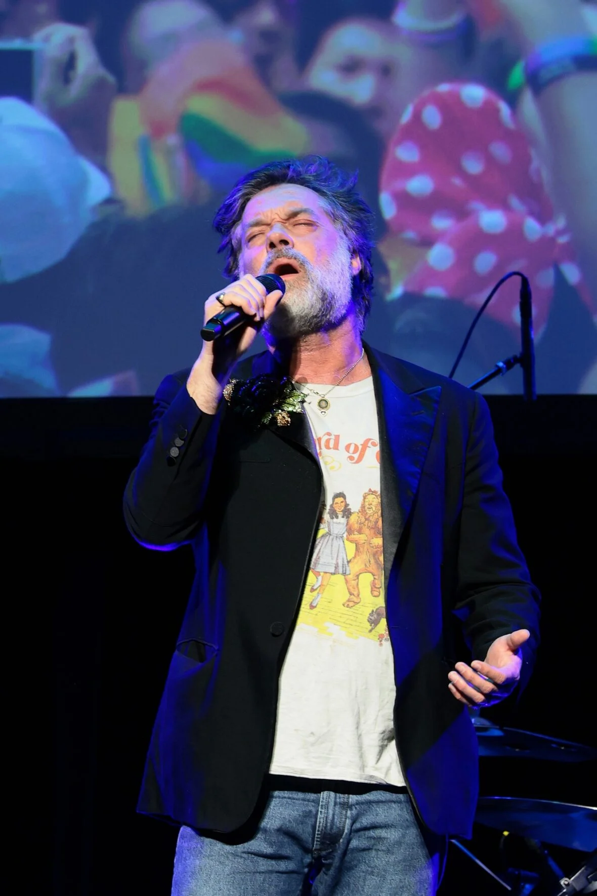 Rufus Wainwright fala no palco durante Rise Up, Sing Out: Um Concerto para a Primeira Emenda