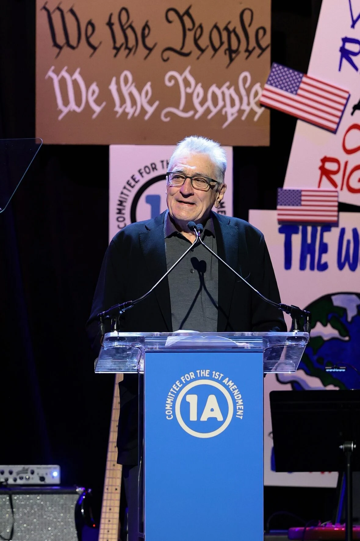 Robert De Niro fala no palco durante Rise Up, Sing Out: Um Concerto para a Primeira Emenda
