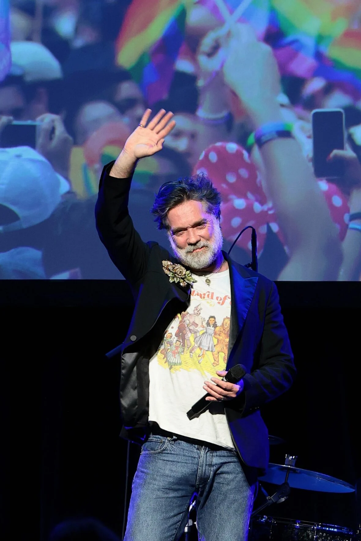 Rufus Wainwright fala no palco durante Rise Up, Sing Out: Um Concerto para a Primeira Emenda