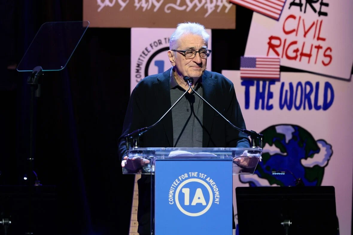Robert De Niro fala no palco durante Rise Up, Sing Out: Um Concerto para a Primeira Emenda