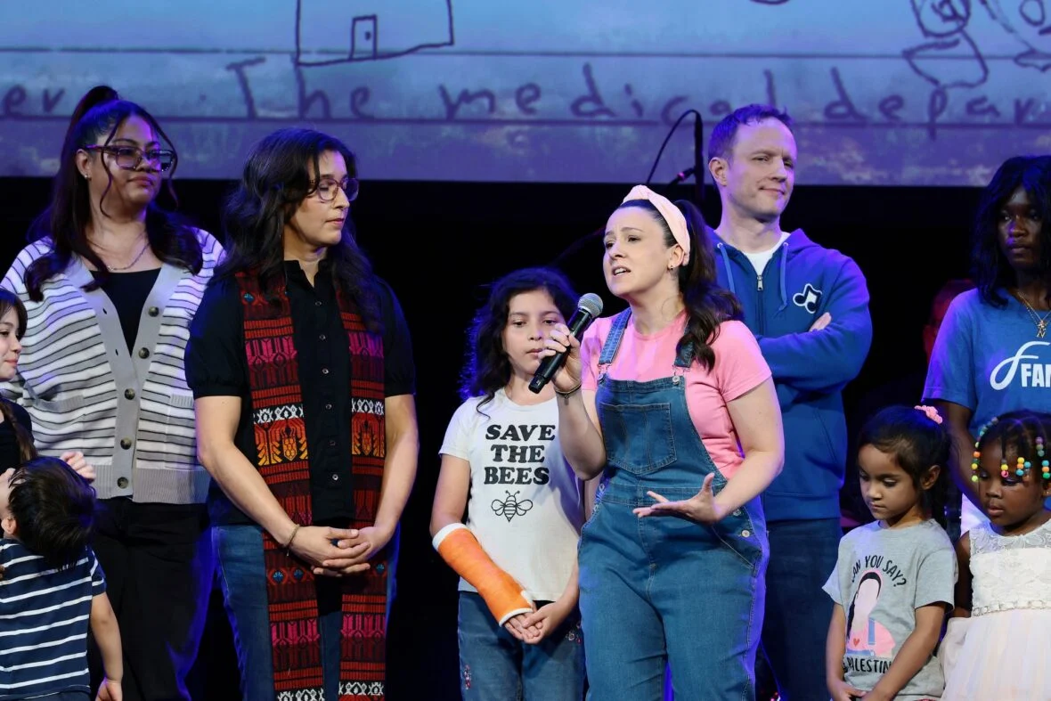 Sra. Rachel fala no palco durante Rise Up, Sing Out: A Concert for the First Emenda