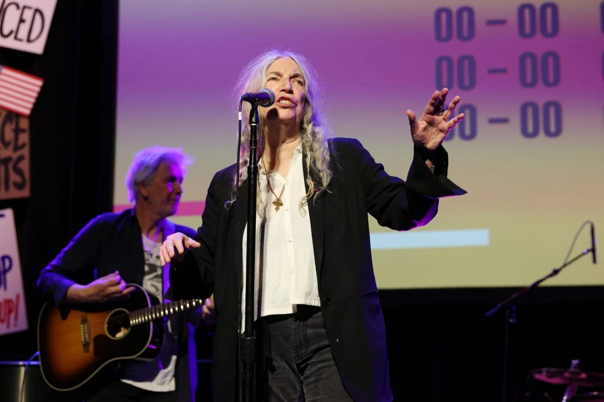 Patti Smith se apresenta no palco durante Rise Up, Sing Out: Um Concerto para a Primeira Emenda