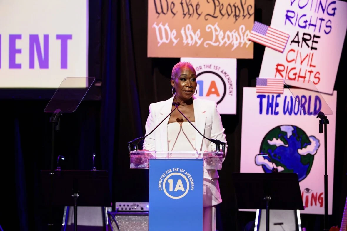 Joy Reid fala no palco durante Rise Up, Sing Out: Um Concerto para a Primeira Emenda
