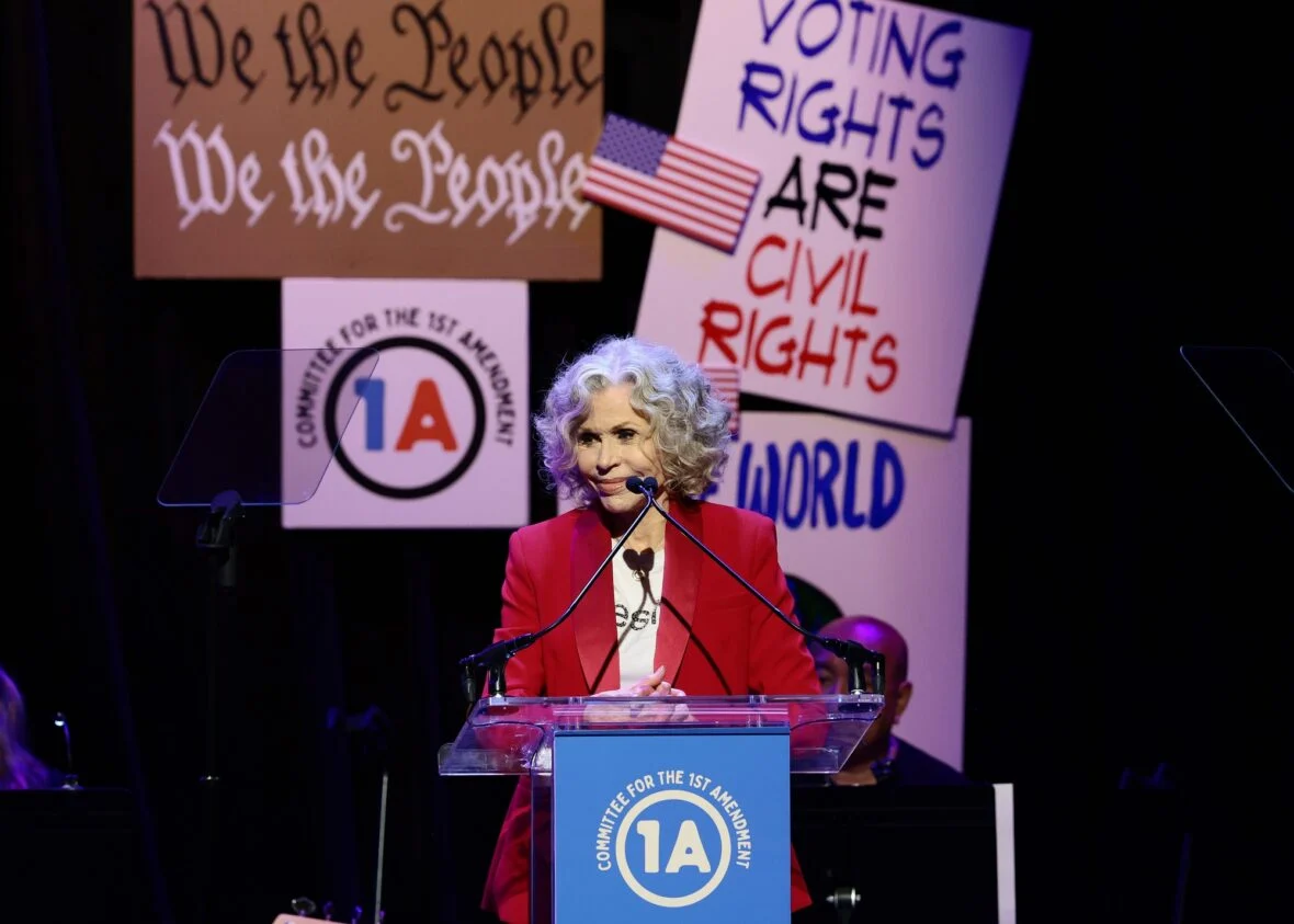 Jane Fonda fala no palco durante Rise Up, Sing Out: Um Concerto para a Primeira Emenda