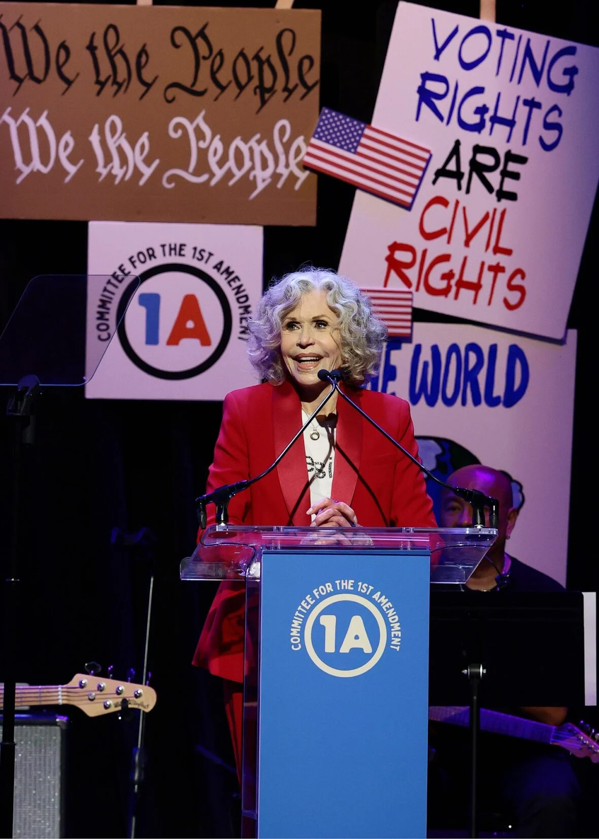 Jane Fonda fala no palco durante Rise Up, Sing Out: Um Concerto para a Primeira Emenda