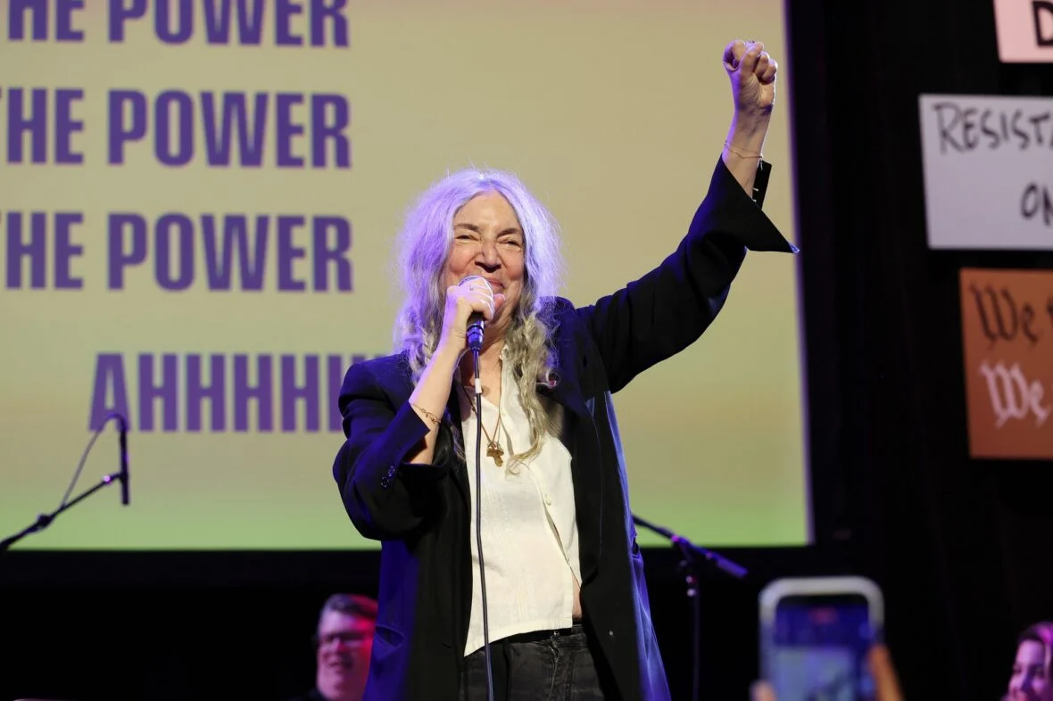 Patti Smith se apresenta no palco durante Rise Up, Sing Out: Um Concerto para a Primeira Emenda