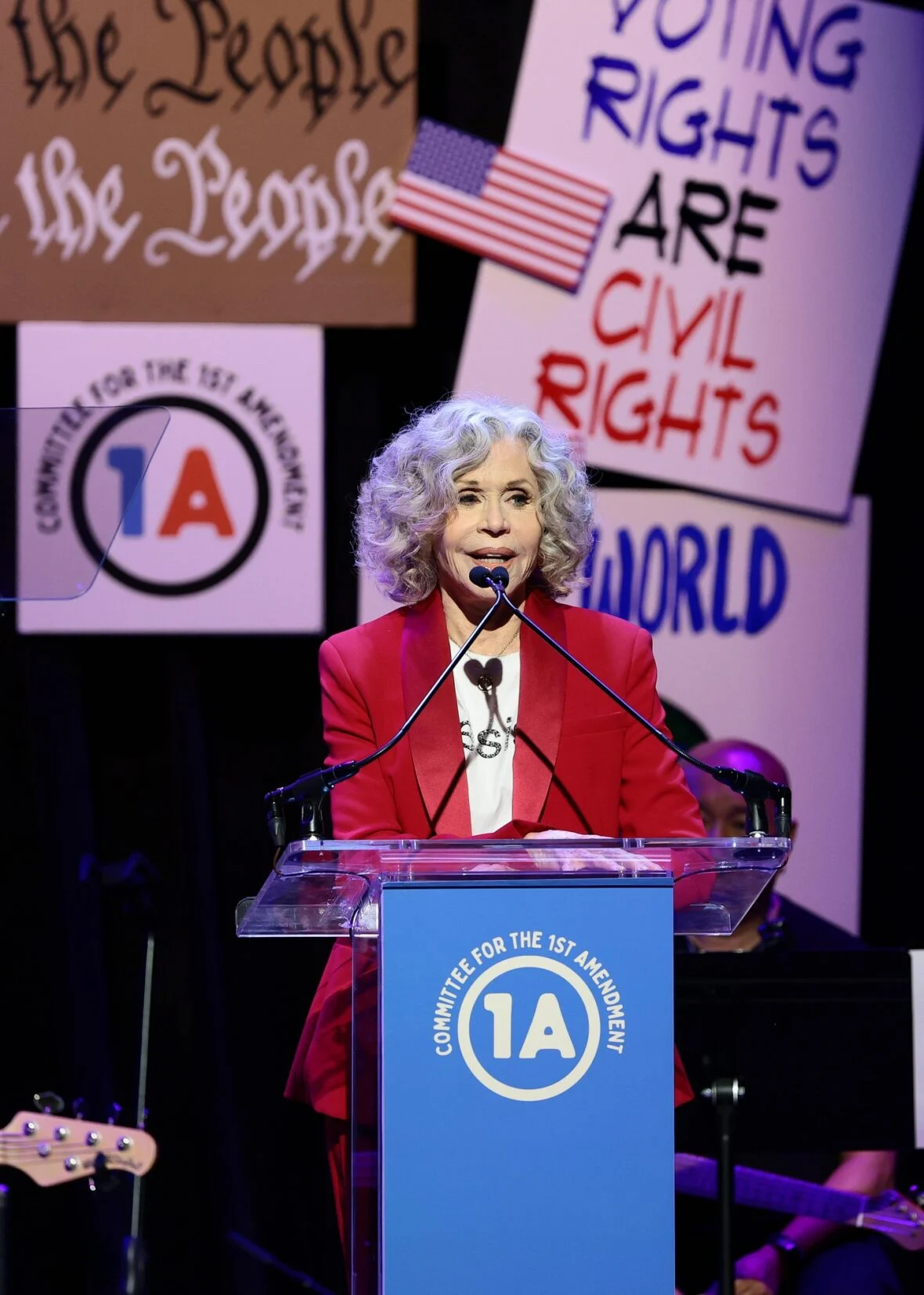 Jane Fonda fala no palco durante Rise Up, Sing Out: Um Concerto para a Primeira Emenda