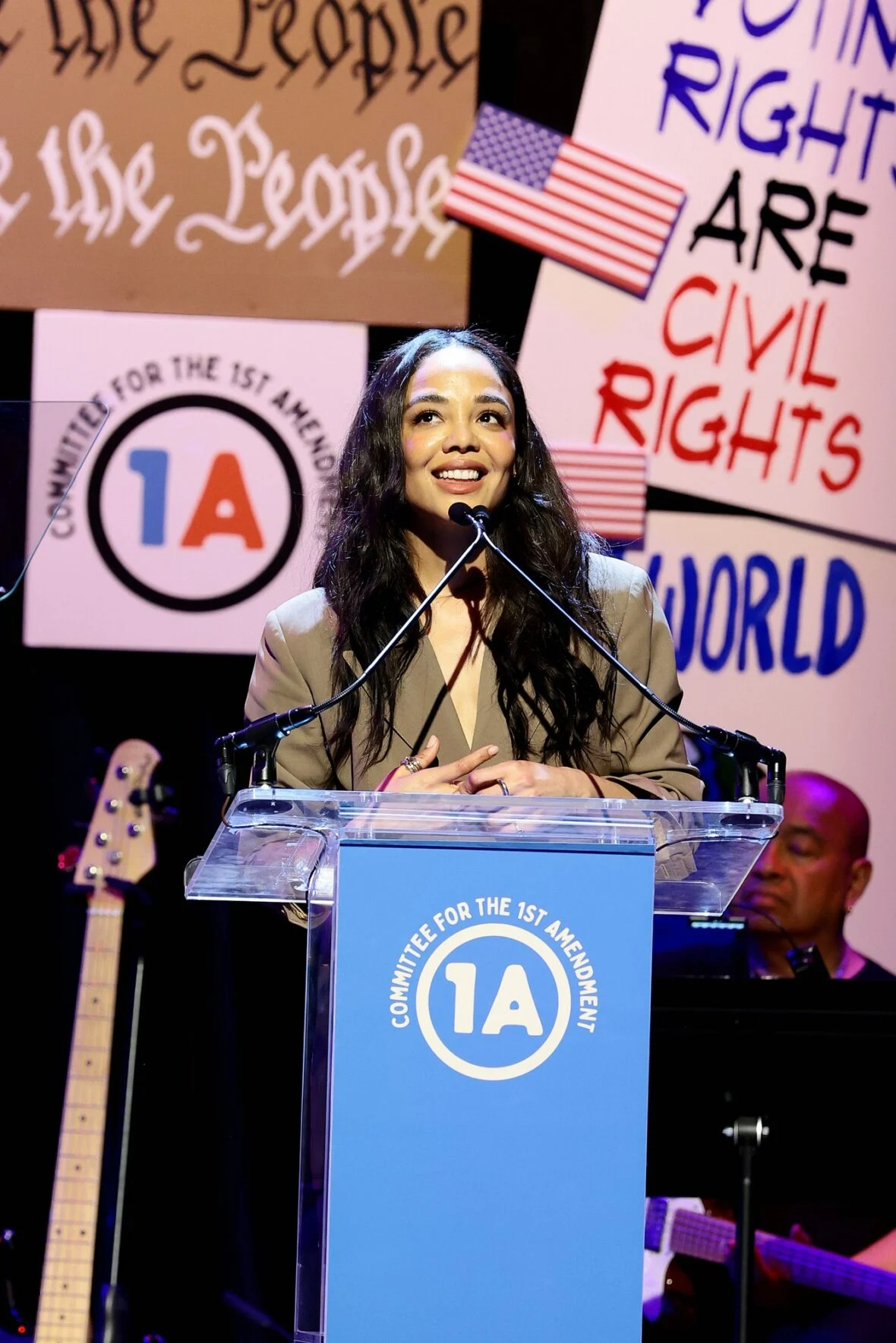 Tessa Thompson fala no palco durante Rise Up, Sing Out: Um Concerto para a Primeira Emenda