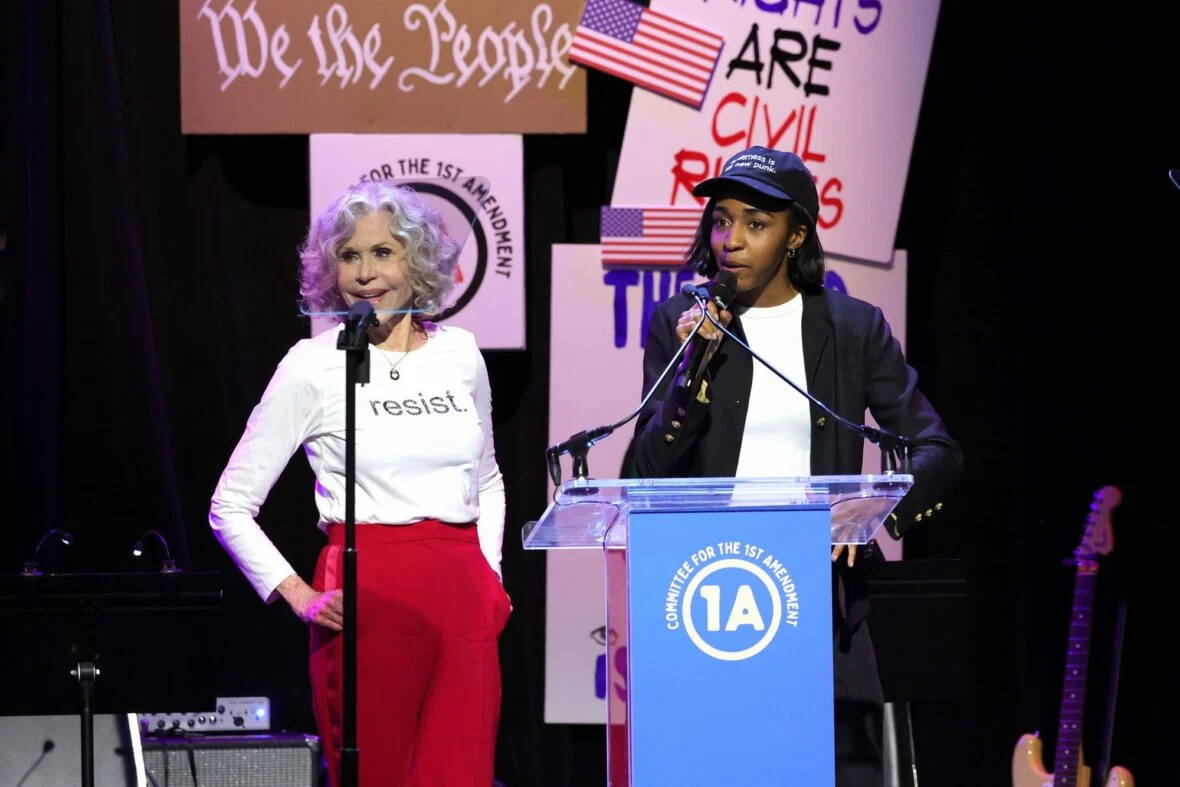 Jane Fonda e Ayo Edebiri falam no palco durante Rise Up, Sing Out: Um Concerto para a Primeira Emenda