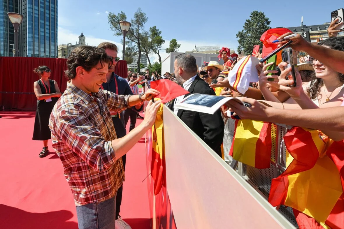 Tom Holland na comemoração do lançamento da Copa do Mundo da Seleção Espanhola de Futebol