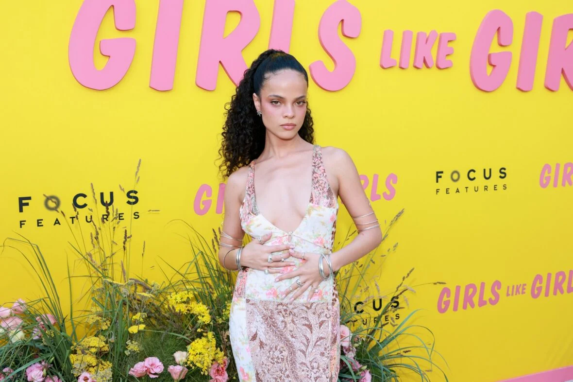 Sierra Sidwell na estreia de Girls Like Girls