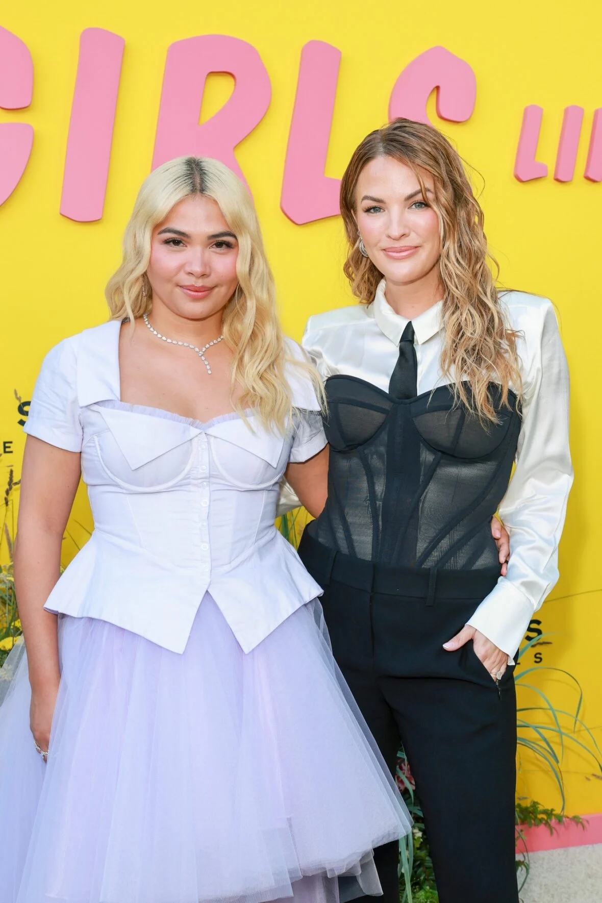 Hayley Kiyoko e Becca Tilley na estreia de Girls Like Girls