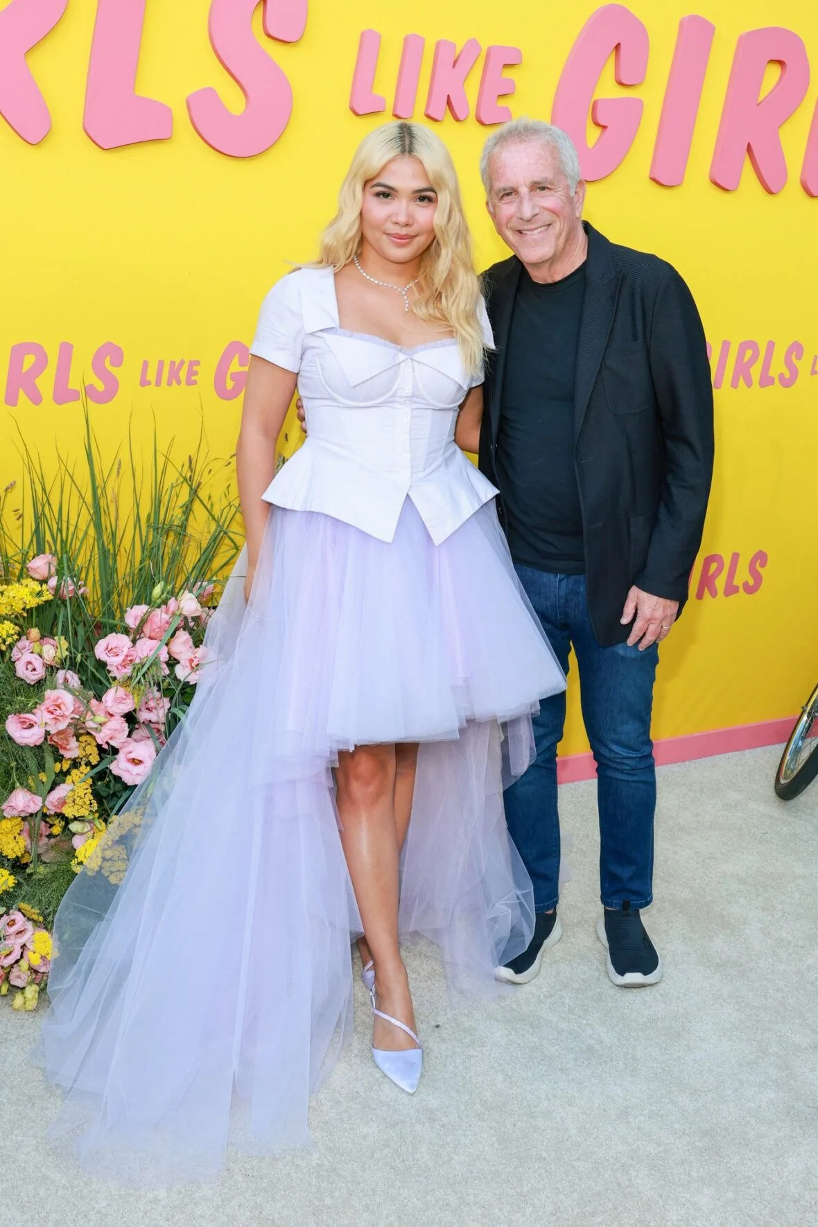 Hayley Kiyoko e Marc Platt na estreia de Girls Like Girls